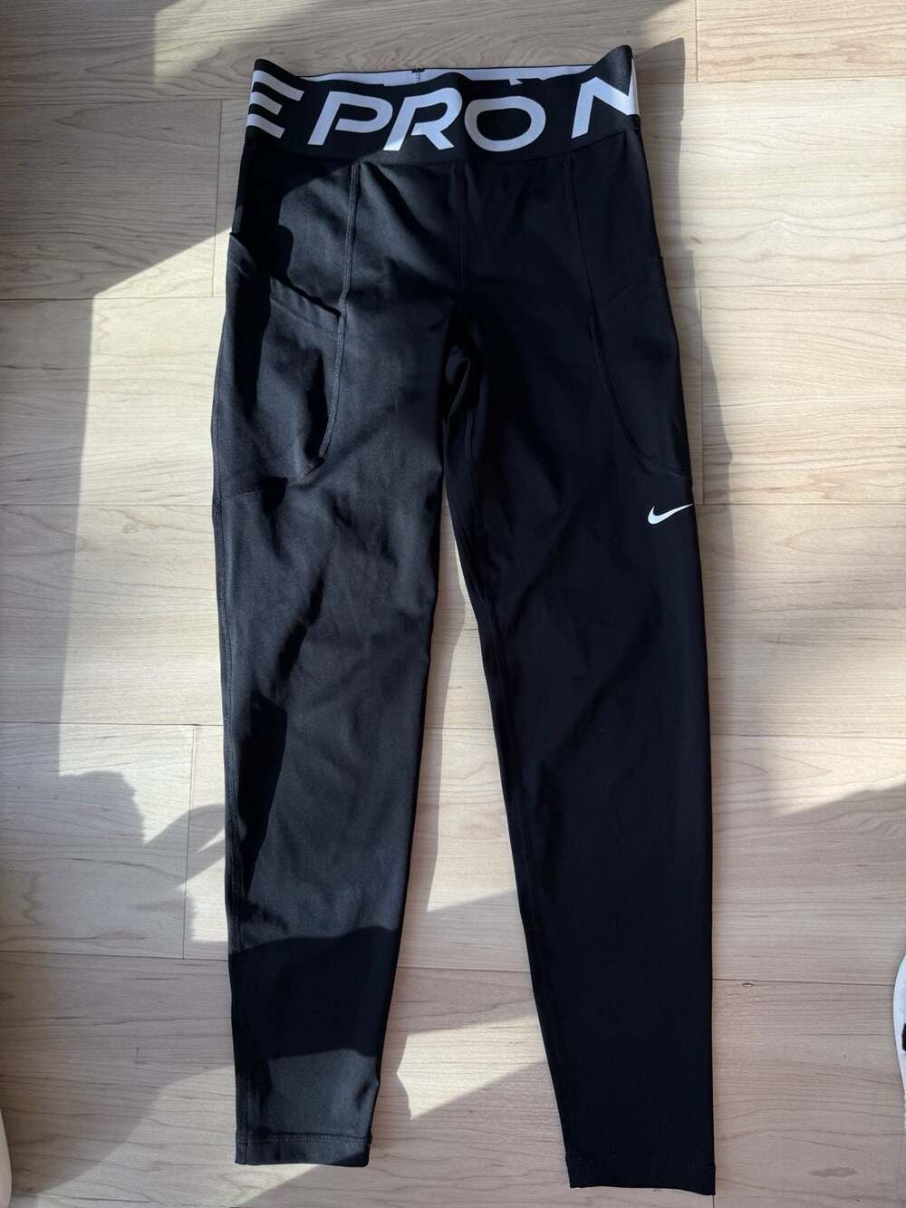 Nike Pro Women's Mid-Rise Training Leggings with Pockets